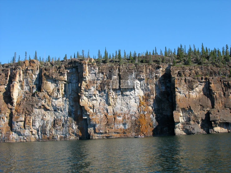 Urzeitliche Felsen am East Arm des Great Slave Lake 