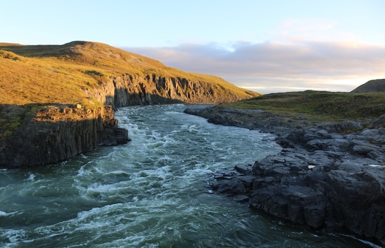 Der rauschende Thelon River bahnt sich seinen Weg durch die kargen Barrenlands